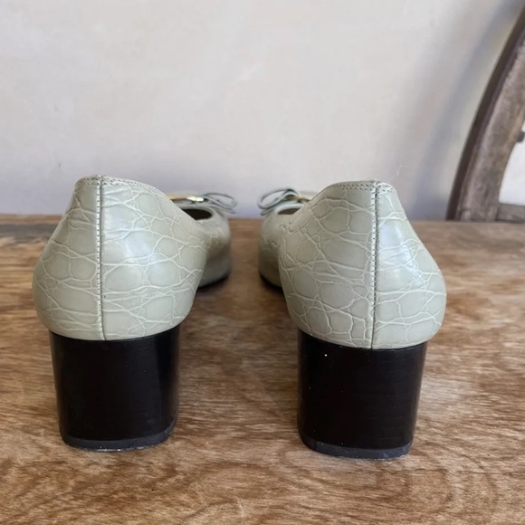 SALVATORE FERRAGAMO Lt Sage Green Crocodile Leather Vara Bow Heels 9B Worn Once! - Picture 5 of 12